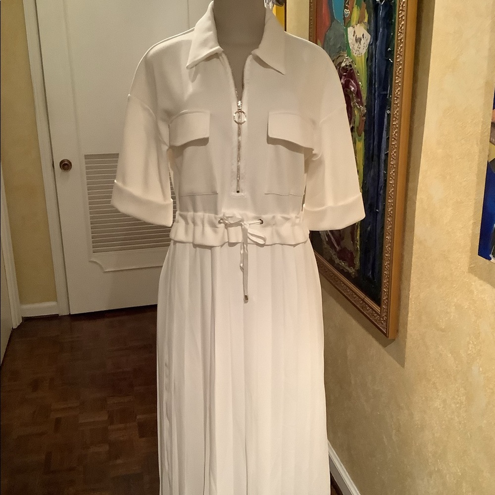 Pocket and zipper detailed midi dress.